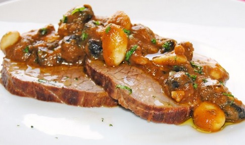 Carne rellena guisada con verduras