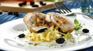 Pechuga rellena acompañada de repollo y pasas